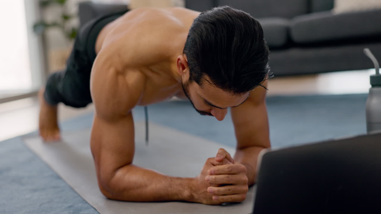 hombre de fitness, entrenamiento en casa y transmisión de computadora portátil