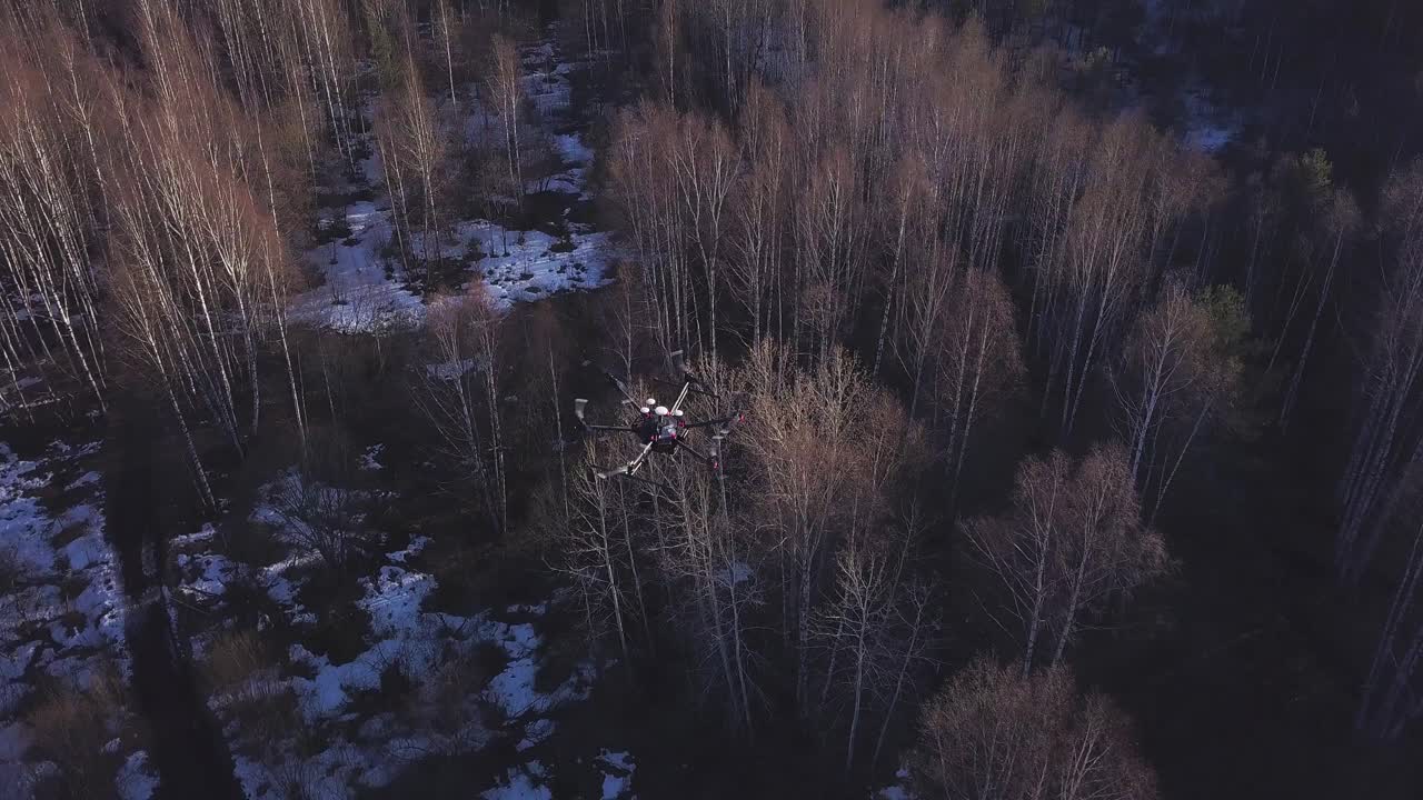 겨울 숲 위 를 날아다니는 드론