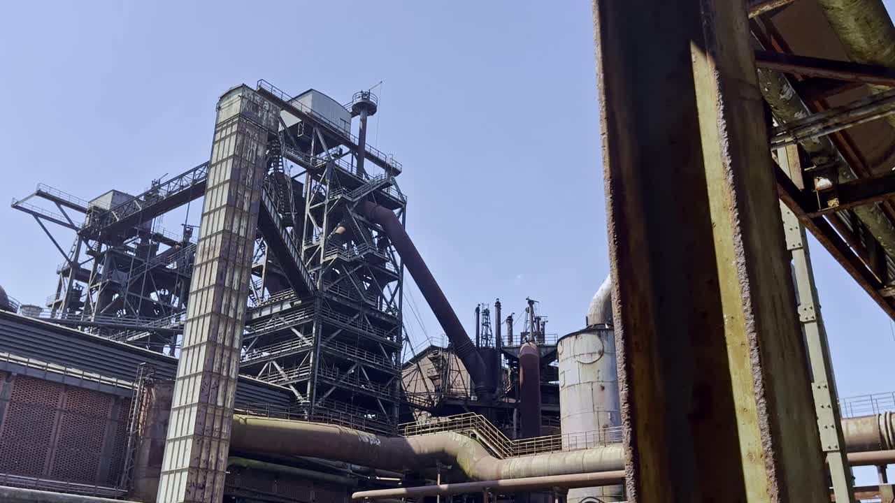 altoforno 5 nell'area storica della fabbrica con tubi e serbatoi arrugginiti nel duisbrug landschaftspark
