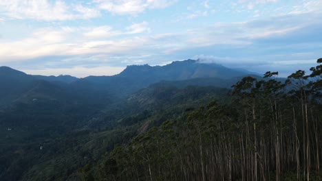 drone aéreo disparado a lo largo de la ladera montañosa que conduce a ella rock con el famoso mirador en sri lanka mientras camina al amanecer