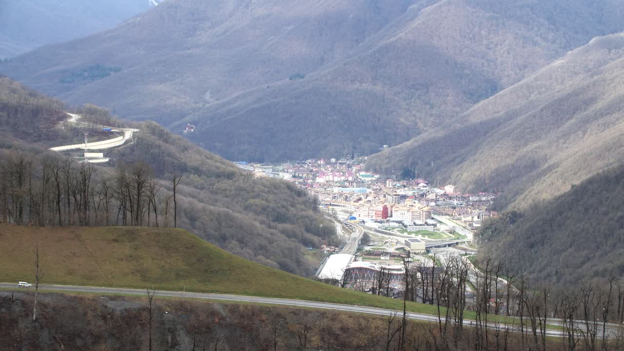 도시와 도로와 함께 산 계곡 전망