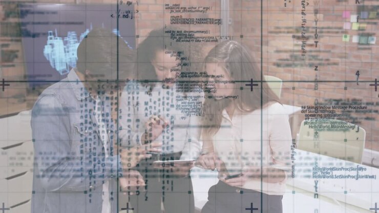 Professionisti del settore tecnologico che scambiano telefono e tablet durante la programmazione con una sovrapposizione che inizia a scorrere per la revisione del codice
