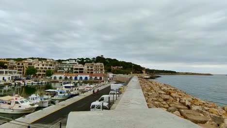 Cala-Ratjada-Pan-A-Través-De-La-Costa-Con-Barcos-En-Frente-Y-Casas-Junto-Al-Mar