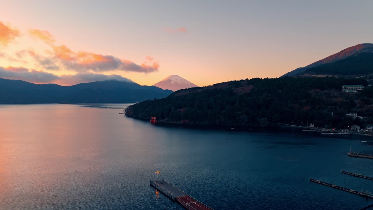 해가 지는 하코네 사원의 놀라운 드론, 후지 산이 배경으로 나타납니다.