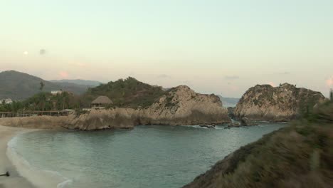 Volando-Hacia-Escarpadas-Montañas-Rodeadas-En-Playa-Maruata,-Michoacán,-México