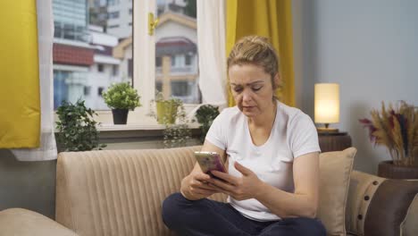 Die-Frau,-Die-Am-Telefon-Eine-SMS-Schreibt,-Trennt-Sich-Von-Ihrem-Freund.