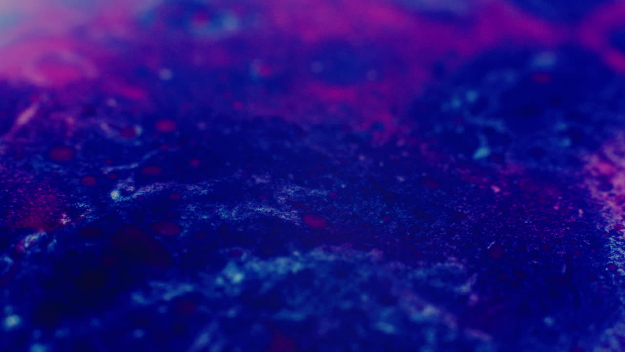 Primi piani macro colorati e organici di liquidi che vibrano e scorrono.