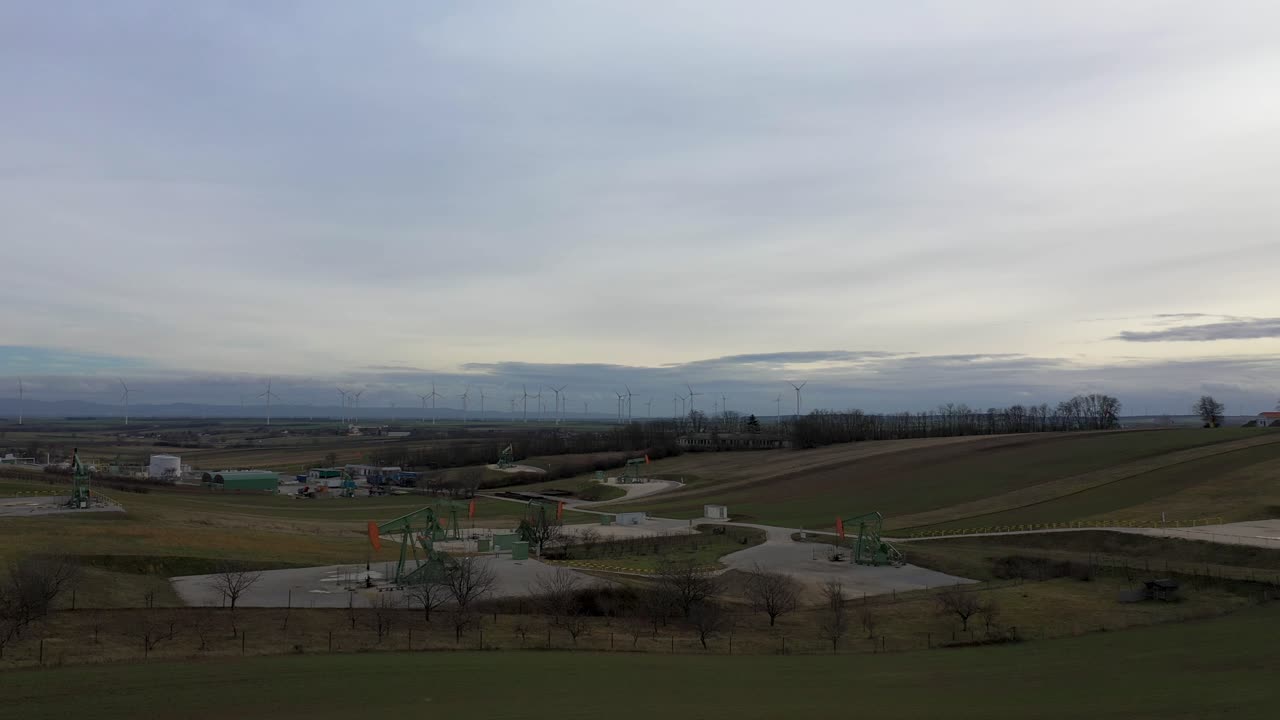 [드론]더 높은 각도에서 여러 개의 유정탑 주위를 회전하는 샷