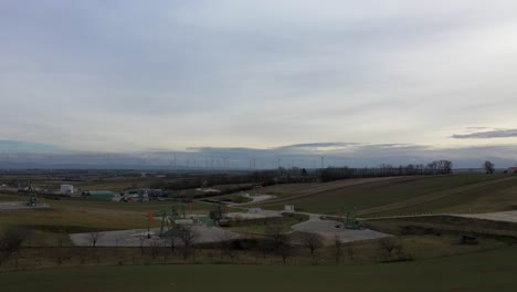 [drone] tiro giratorio alrededor de múltiples torres de perforación de petróleo desde un ángulo más alto