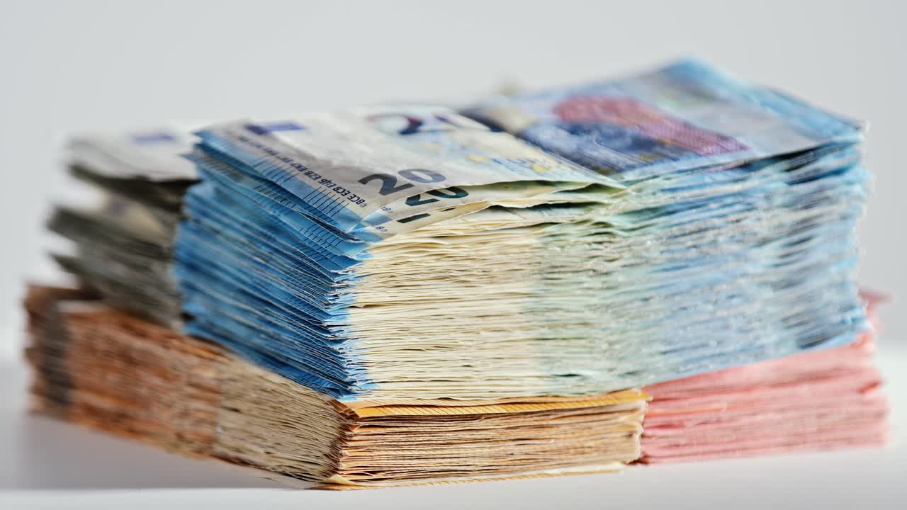 Zpomalený záběr rotující hromady eurobankovek symbolizující bohatství a finance