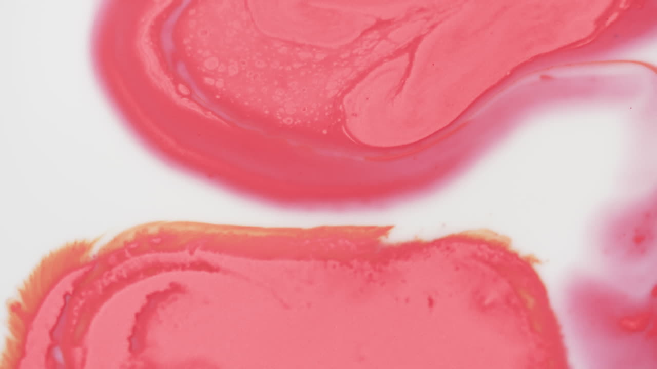 Video en primer plano de tinta roja en agua con espacio para texto.