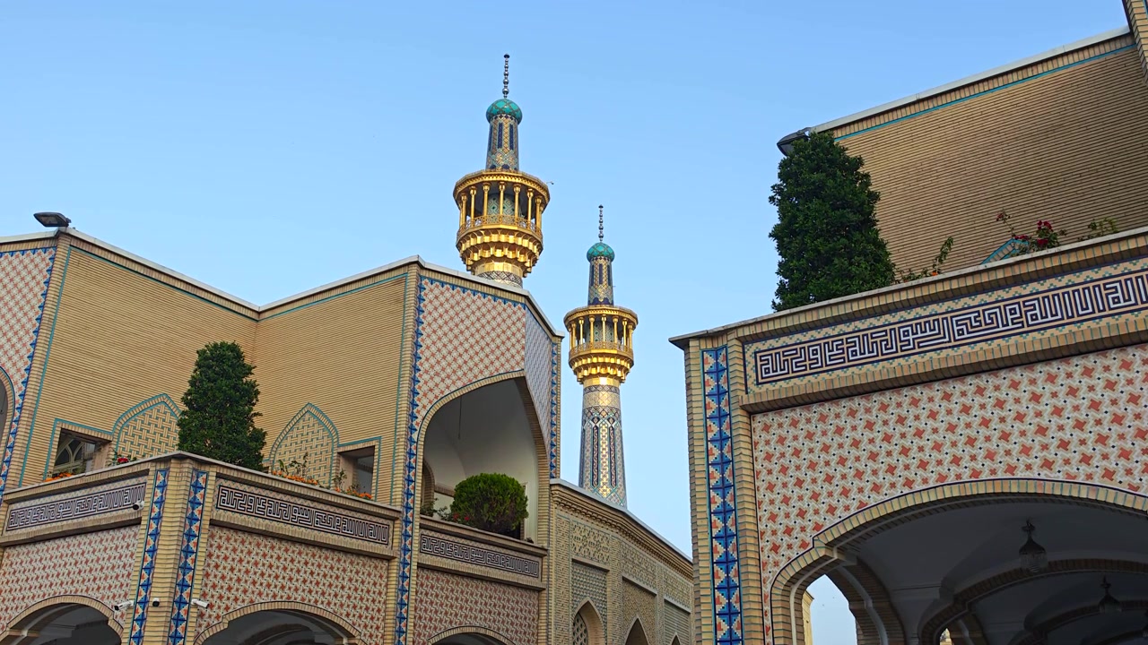 Các tháp giáo đường vàng của một nhà thờ Hồi giáo truyền thống ở Iran