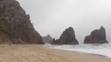 Clima-Tormentoso-En-La-Playa-De-Ursa,-Portugal