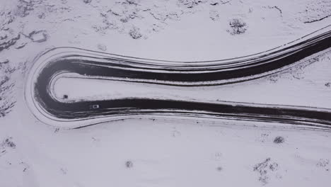condiciones climáticas extremas en una carretera asfaltada negra con un vehículo solitario