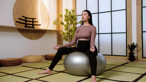 Mujer-Haciendo-Yoga-En-El-Interior