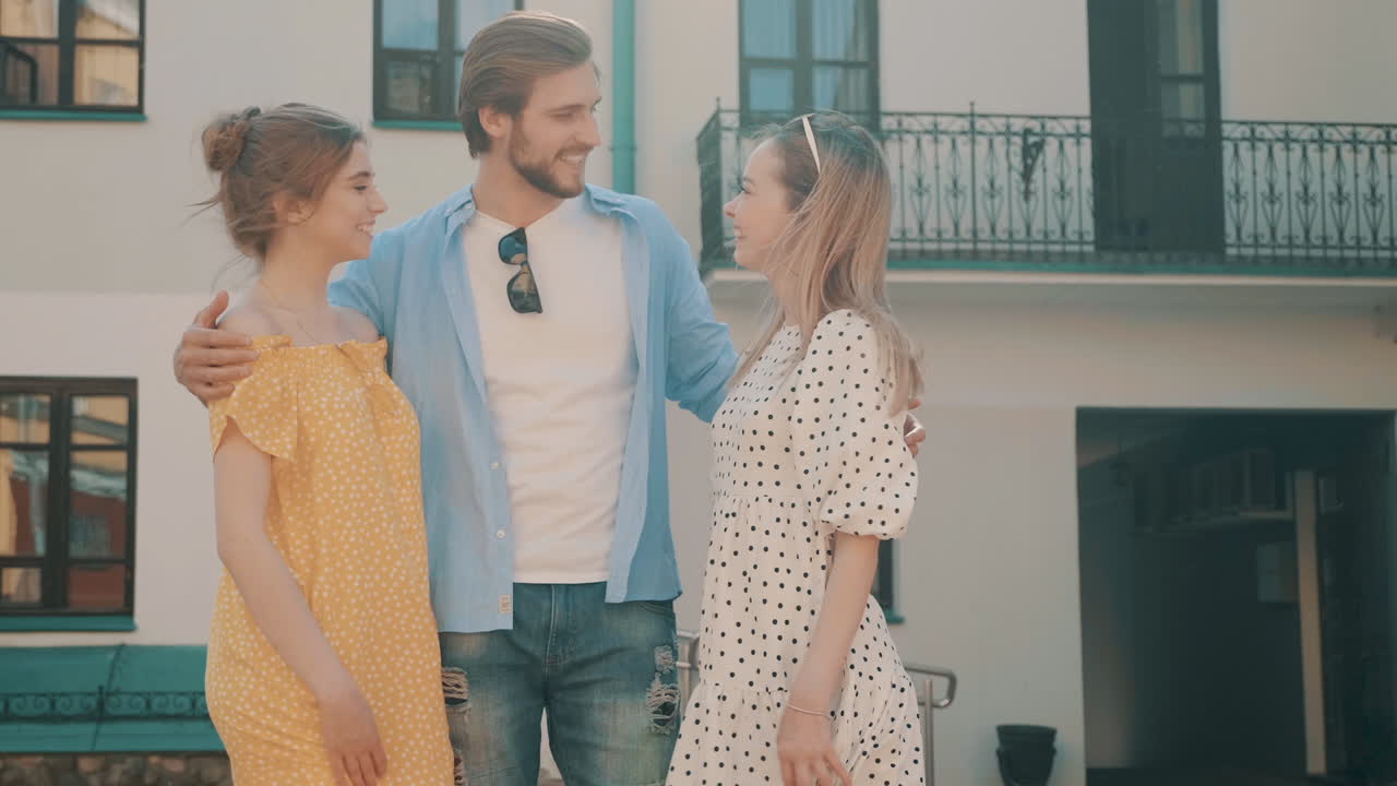 야외 에서 대화 하는 친구 들 의 집단