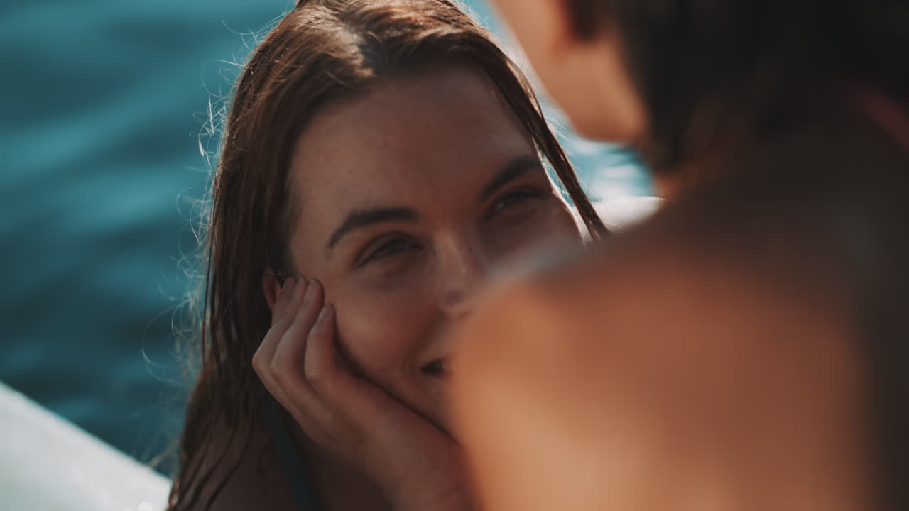 Twee vrouwen in gesprek op een boot