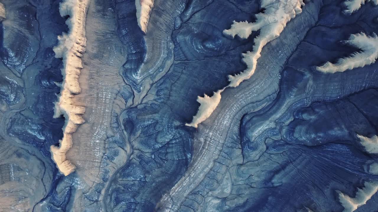 superficie áspera de terreno volcánico con varias formaciones rocosas