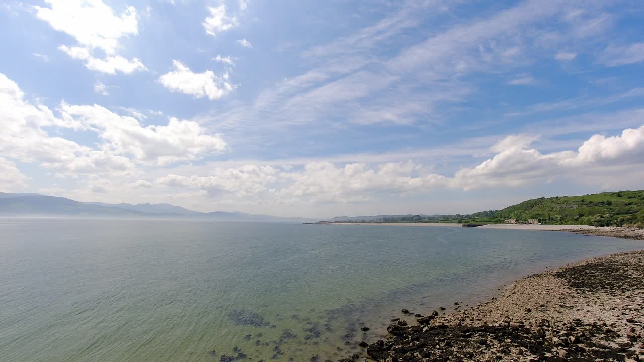 맑고 투명한 푸른 산 바다 해안선 시간 경과 경치 좋은 편안한 휴가 휴양지