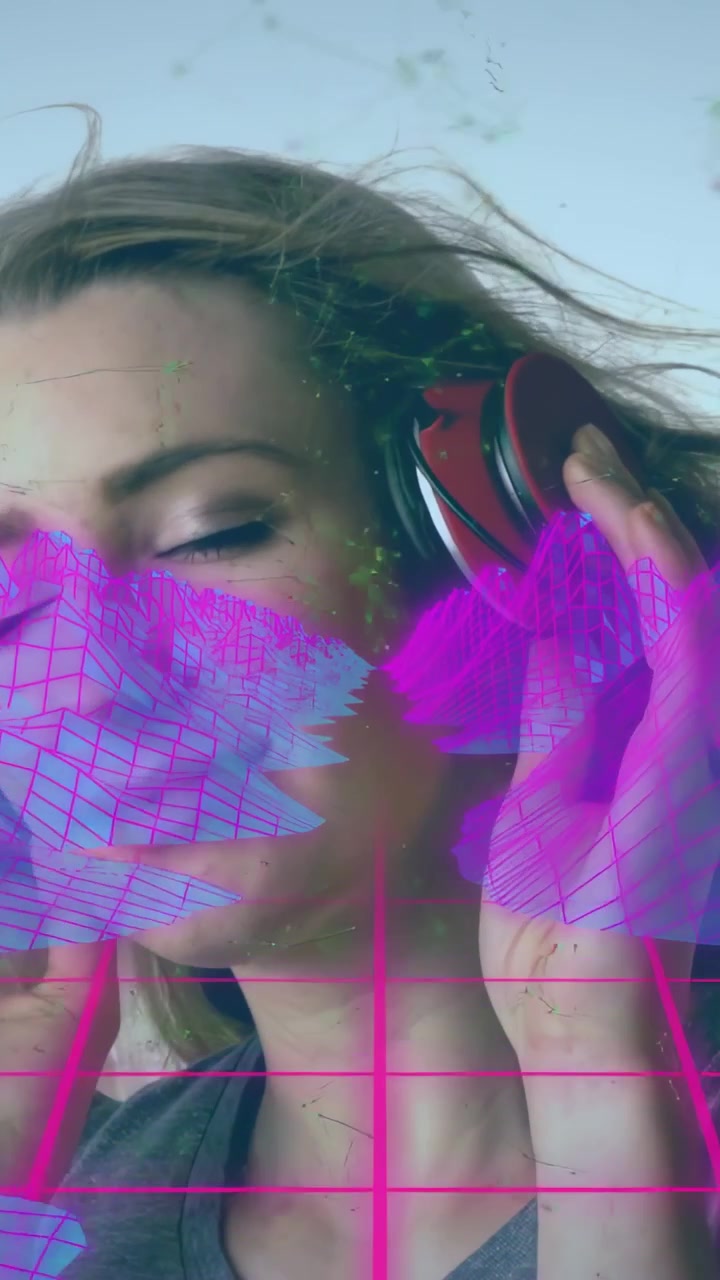 Video verticale: Donna che regola le cuffie rosse mentre la musica inizia, cantando con una griglia rosa che attraversa le labbra.
