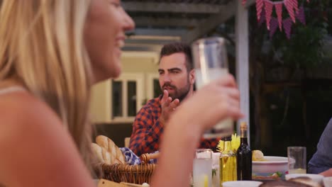 famiglia di tre generazioni che si godono la cena all'aperto