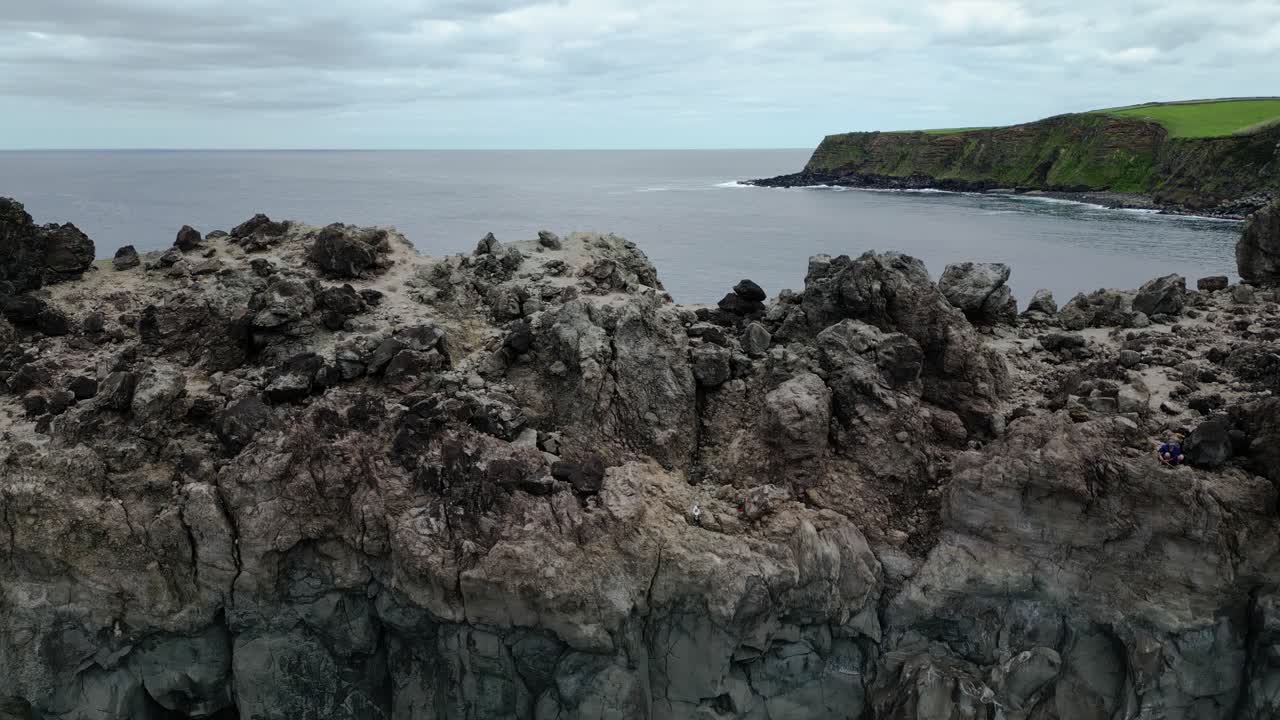 Vulkanske klipper ved kystklipperne på Terceira-øen, Azorerne. Luftfoto