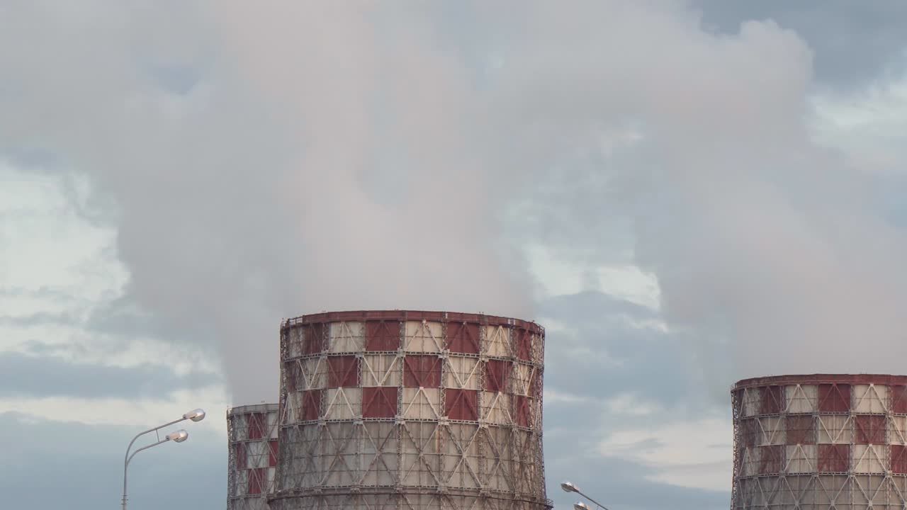 열 발전소: 생산 과정에서 굴에서 열 발전소에서 추출되는 연기.