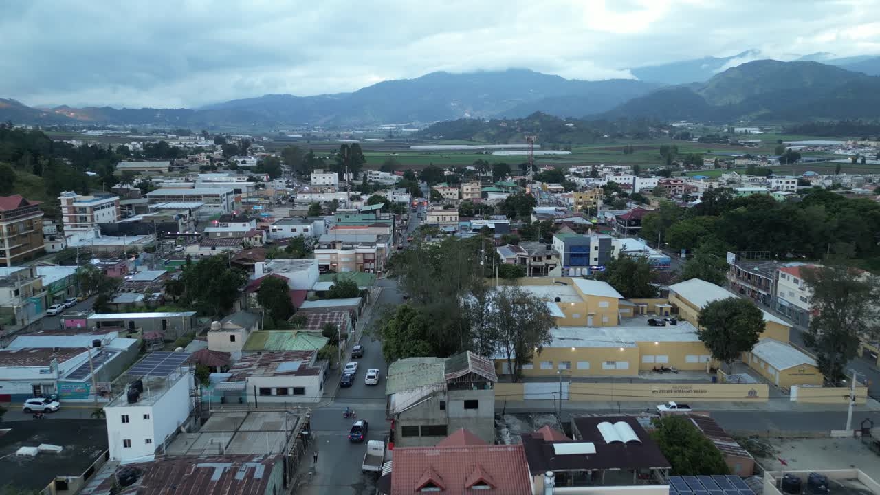 vista aérea del centro de la ciudad de constanza en la montañosa provincia de la vega en la cordillera central de la república dominicana