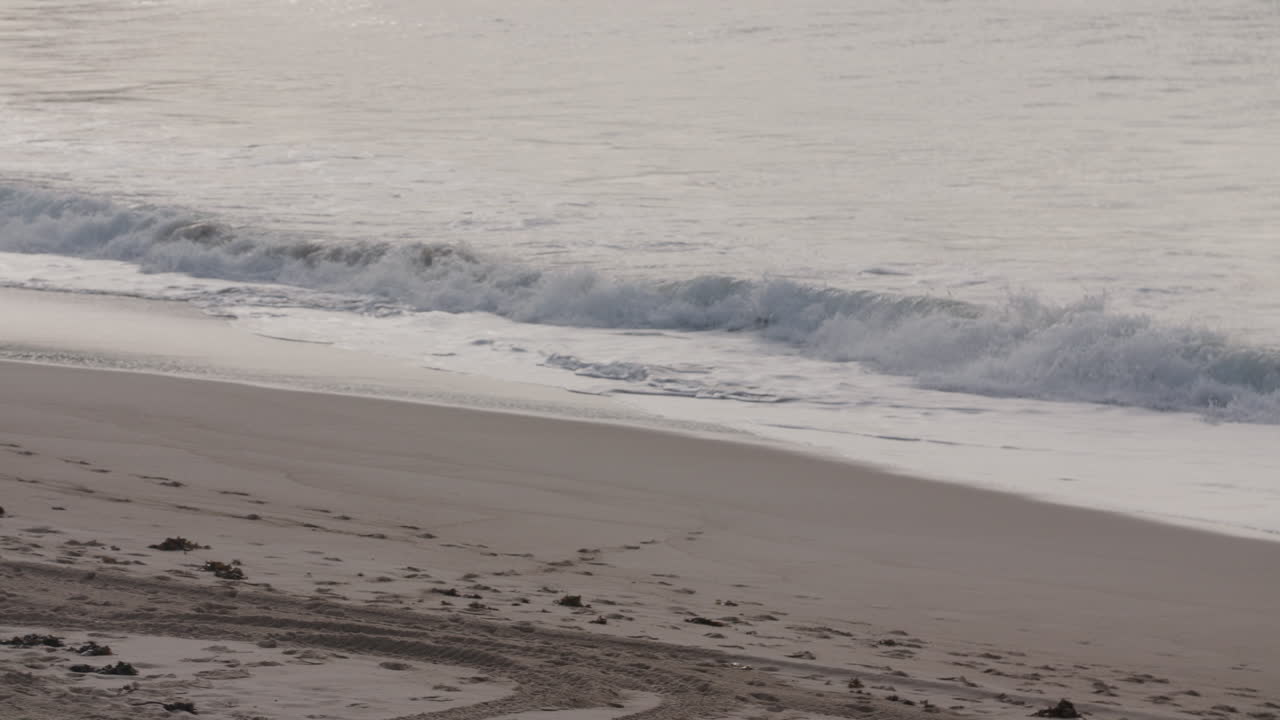 만조 때 파도가 해안에 충돌하면서 모래 해변을 따라 패닝