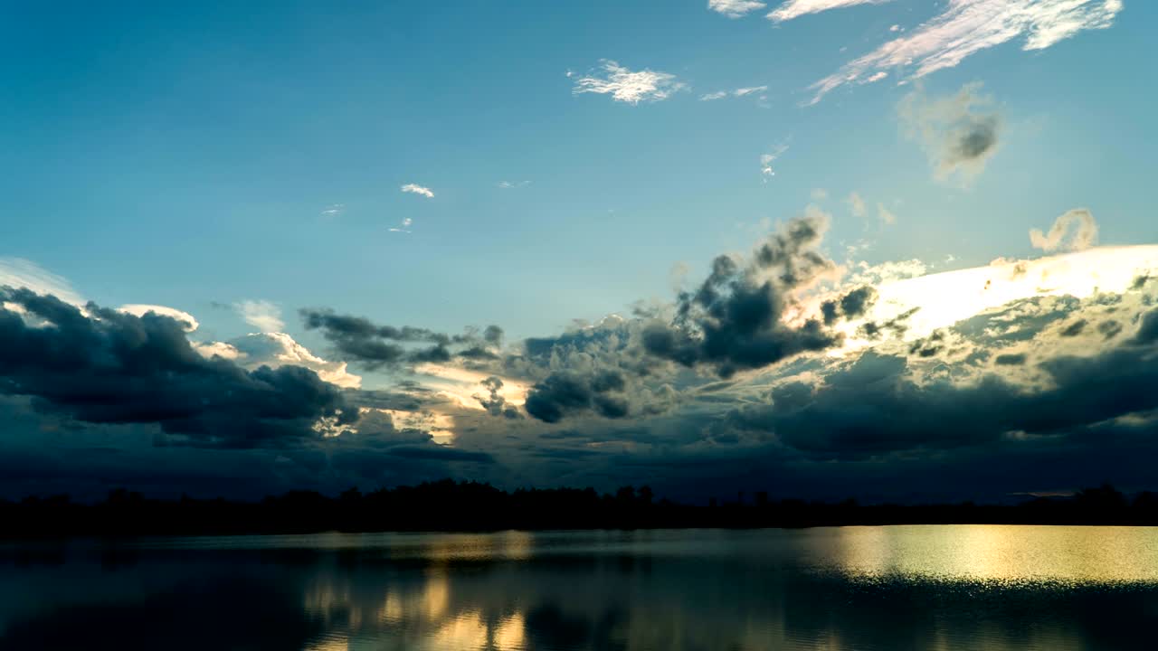 timelapse colorido cielo dramático con nubes al atardecer.