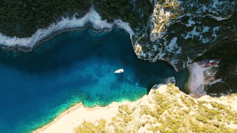 Una-Vista-De-Pájaro-De-La-Playa-Stiniva,-Del-Mar-Adriático-En-La-Isla-Vis,-Croacia