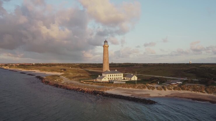 Volando sul mare verso il Faro di Skagen in Danimarca.