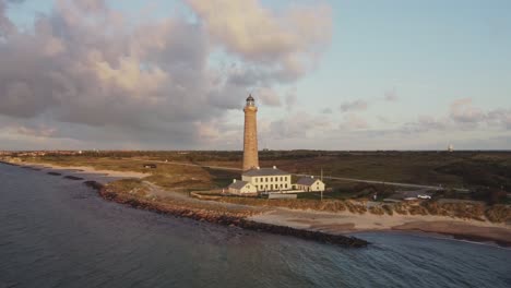 Volando-Sobre-El-Mar-Hacia-El-Faro-De-Skagen-En-Dinamarca