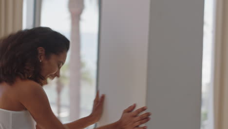 mujer de viaje bailando en la habitación del hotel divirtiéndose celebrando las vacaciones de verano disfrutando de un estilo de vida de vacaciones despreocupado