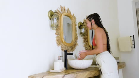 mujer en el baño