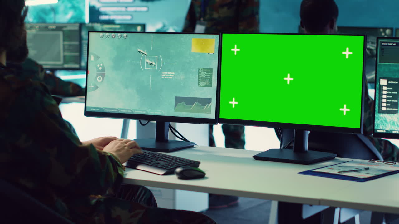 oficial del ejército utiliza imágenes de radar por satélite y pantalla verde en el puesto de mando