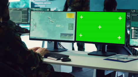Armeeoffizier-Nutzt-Satellitenradaraufnahmen-Und-Greenscreen-Im-Kommandoposten