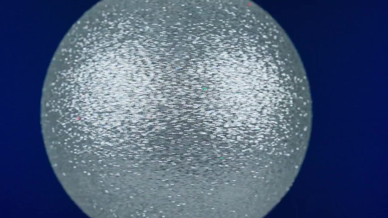 Palla glitterata argentata che ruota su uno sfondo blu scuro