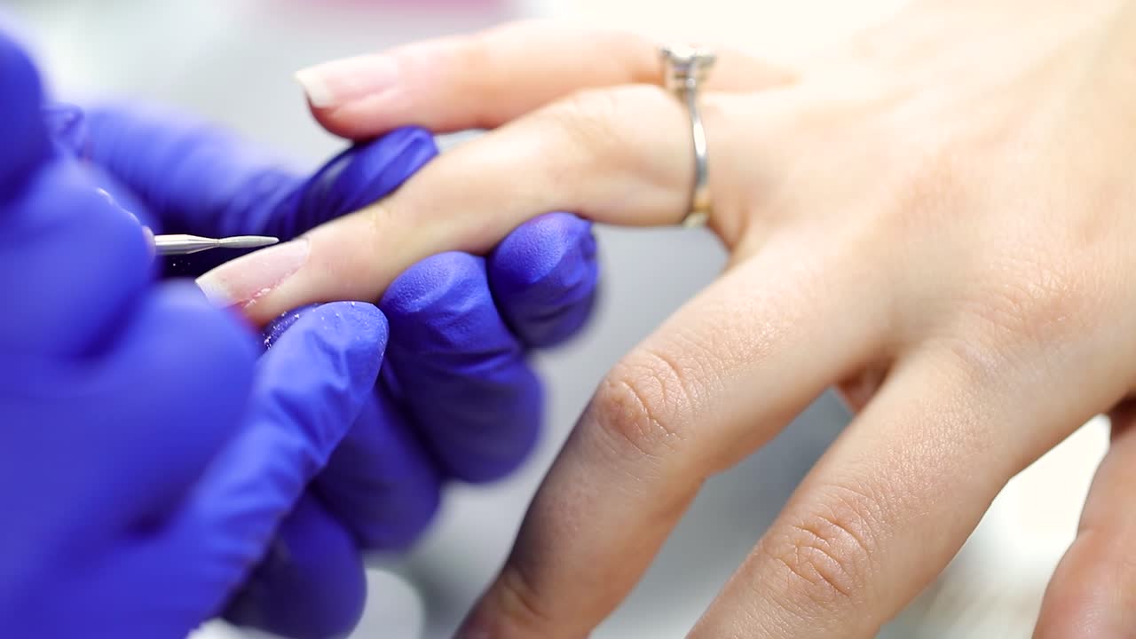 manicura hecha por un manicurista profesional 4k