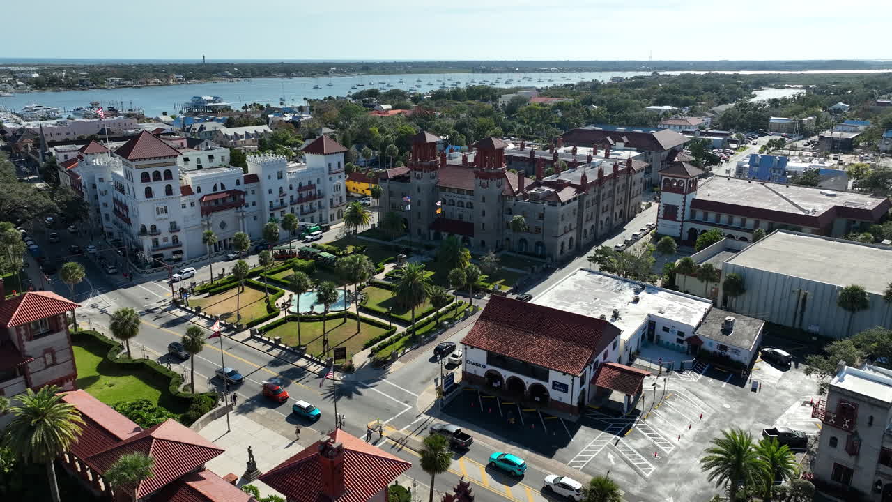 Vista aerea di un drone che sorvola il Flagler College verso il Lightner Museum a St. Augustine, Florida