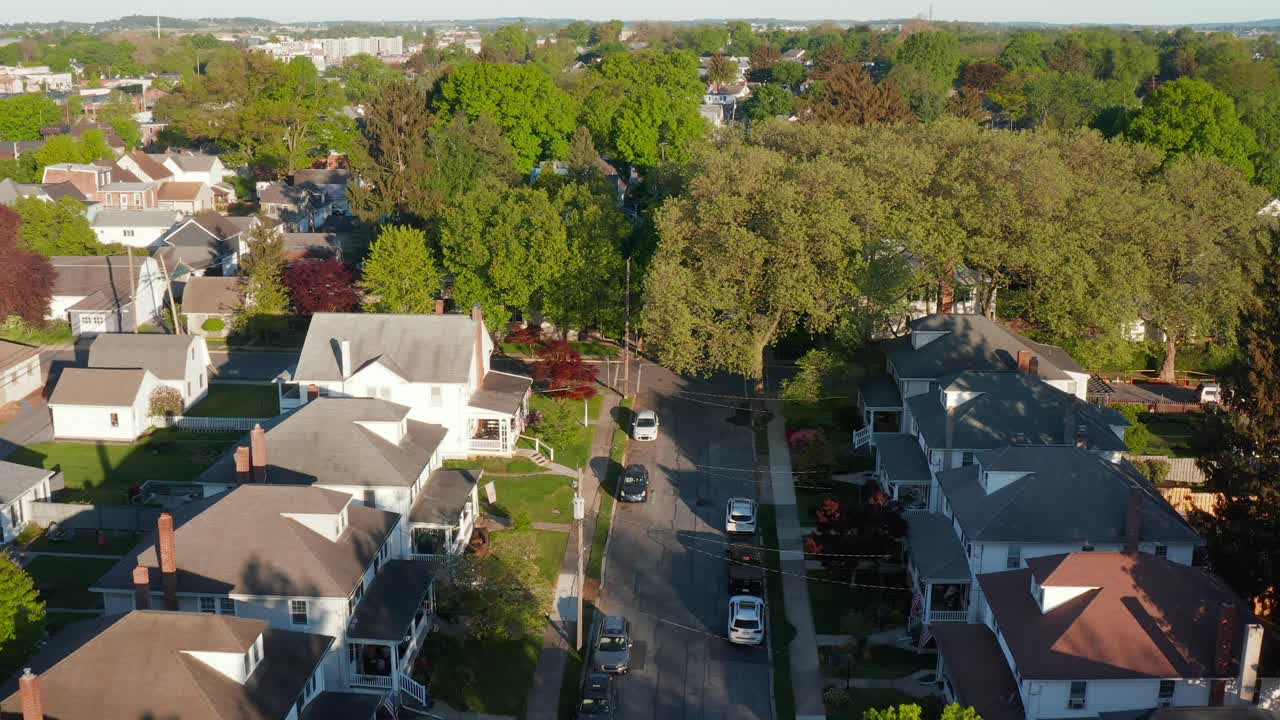 Riprese aeree di una città americana durante l'ora d'oro