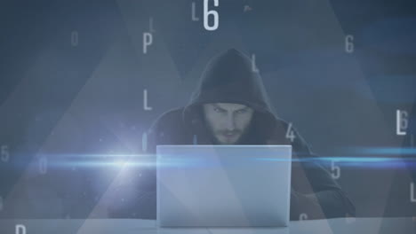 animación del procesamiento de datos sobre un hacker encapuchado usando una computadora portátil en una habitación oscura