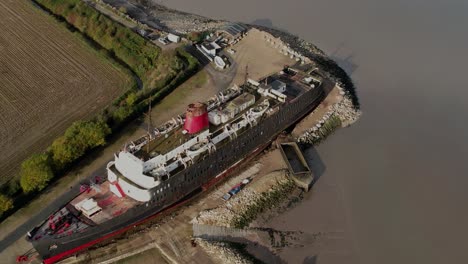 Luftaufnahme-Der-Tss-Duke-Of-Lancaster,-Ehemaliges-Eisenbahndampfer-passagierschiff,-Das-In-Der-Nähe-Von-Mostyn-Docks-In-Nordwales-Gestrandet-Ist