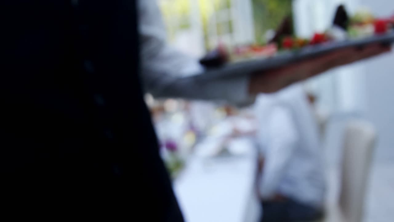 sección media del camarero que sostiene la bandeja de comida