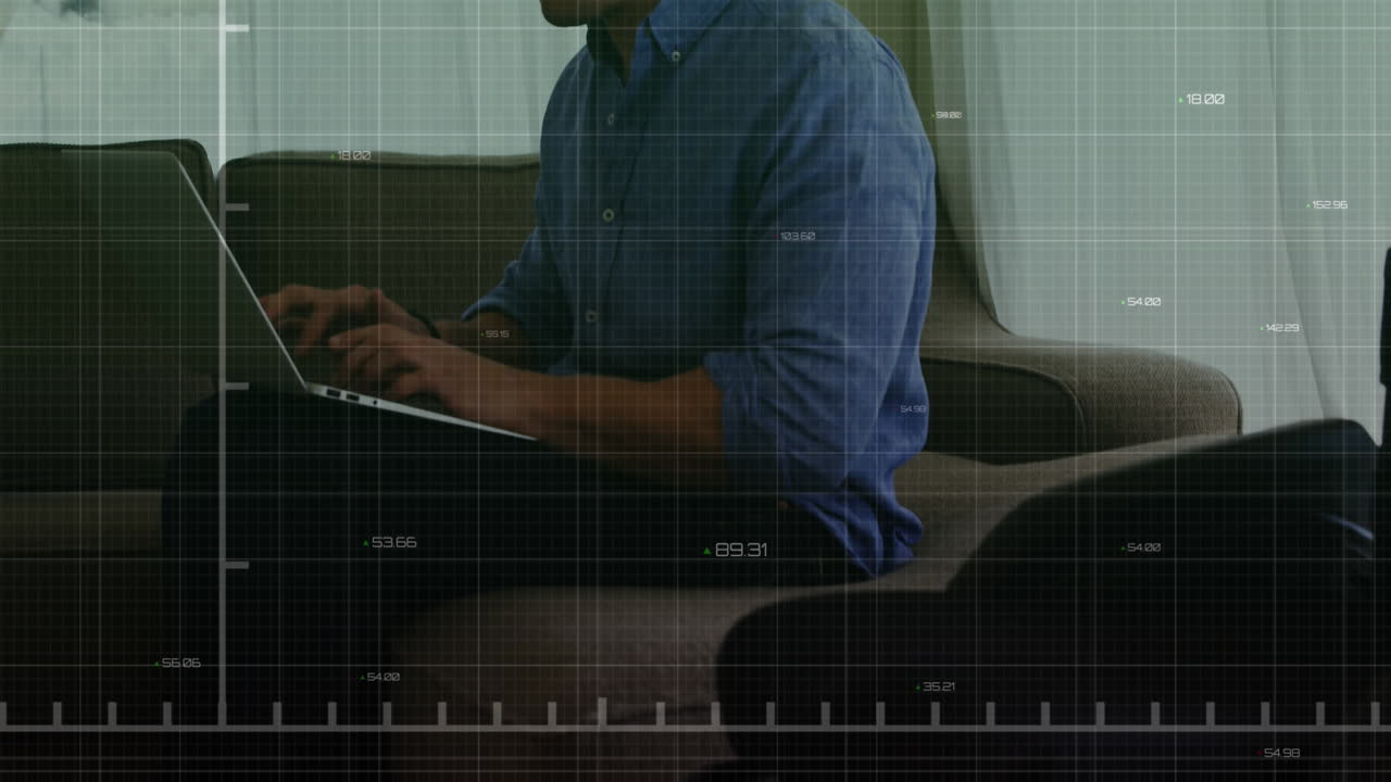 animación de gráfico con números cambiantes sobre hombre caucásico sentado en el sofá y trabajando en la computadora portátil