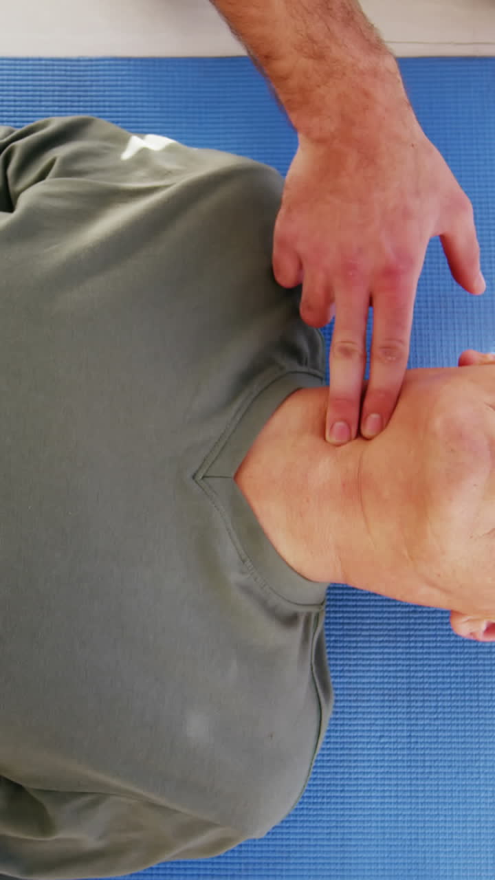 paramédico masculino durante la reanimación cardiopulmonar