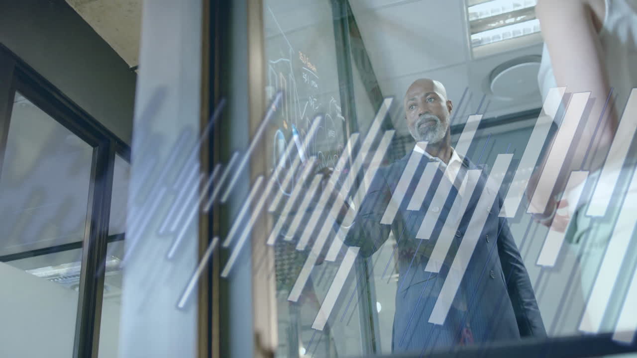 animación del procesamiento de datos financieros sobre diversas personas de negocios en la oficina