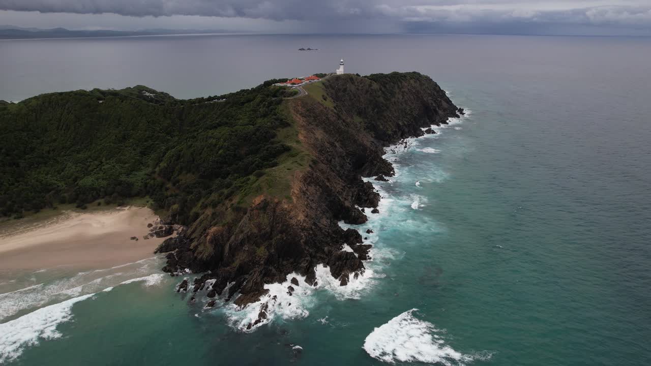 vista aérea del faro de la bahía de byron, el cabo y la playa de tallow en un día nublado, australia