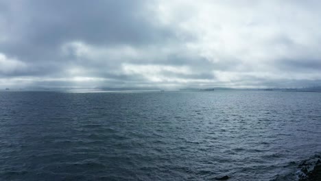 Himmel-Und-Natürliche-Küstenlinie-Mit-Wolken-Und-Leichtem-Regen