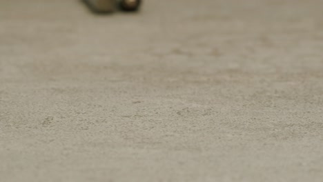 silberbatterien aa und aaa auf schwarzem hintergrund nahaufnahme. double-a-batterie ist eine standardgröße einzelne zelle zylindrische trockene batterie. batterien sind üblich in tragbaren elektronischen geräten. eine aa-baterie besteht aus einer einzigen elektrochemischen zelle, die entweder eine primärbatterie oder eine wiederaufladbare ba